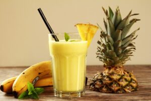 Buttermilchshake mit Banane, Ananas und Quark