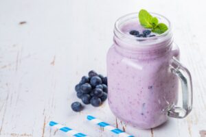 Mandelmilchshake mit Blaubeeren, Sojajoghurt und Mandelmus