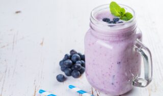 Mandelmilchshake mit Blaubeeren, Sojajoghurt und Mandelmus