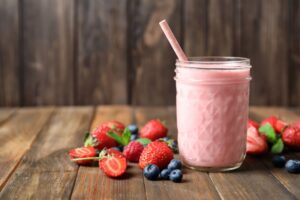 Milchshake mit Erdbeeren, Blaubeeren und Quark