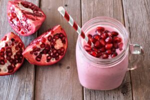 Milchshake mit Erdbeeren, Mandeln und Granatapfel