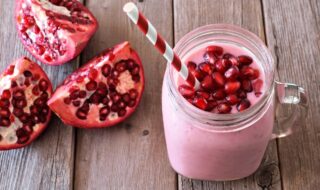 Milchshake mit Erdbeeren, Mandeln und Granatapfel