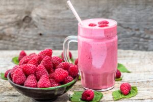 Shake mit Himbeeren, Mandelmilch und Quark