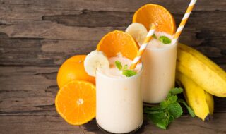 Sojamilchshake mit Orange, Banane und Quark