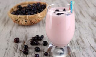 Milchshake mit Quark und schwarzen Johannisbeeren