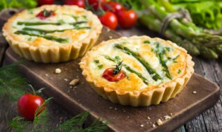 Mini-Spargel-Quiche mit Kirschtomaten