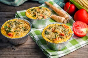 Pastinaken-Miniquiche mit Tomaten und Spinat