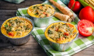 Pastinaken-Miniquiche mit Tomaten und Spinat