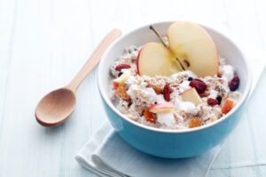 Müsli mit Apfel, Quark und Gojibeeren