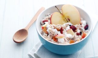 Müsli mit Apfel, Quark und Gojibeeren