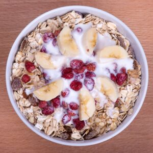 Müsli mit Banane, Erdbeeren und Joghurt