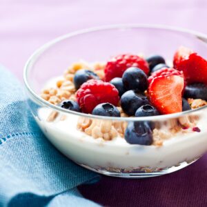 Müsli mit Erdbeeren, Blaubeeren und Joghurt