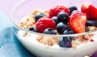 Müsli mit Erdbeeren, Blaubeeren und Joghurt