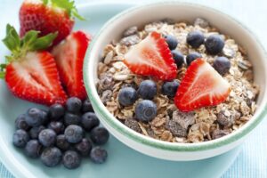 Müsli mit Erdbeeren und Blaubeeren