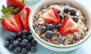 Müsli mit Erdbeeren und Blaubeeren