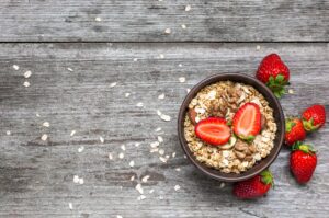 Müsli mit Erdbeeren und Walnüssen