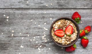 Müsli mit Erdbeeren und Walnüssen