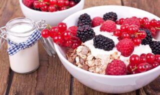 Müsli mit Beeren und Joghurt