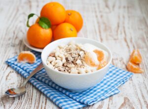 Müsli mit Mandarine, Cashewkernen und Quark