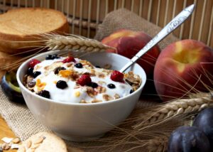 Müsli mit Pfirsich, Beeren und Joghurt