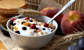 Müsli mit Pfirsich, Beeren und Joghurt