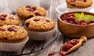 Muffins mit Haferflocken und getrockneten Cranberries