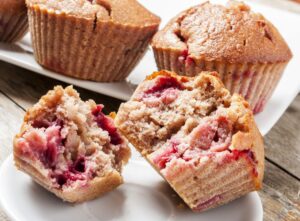 Muffins mit Banane und Erdbeeren