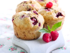 Muffins mit Haferflocken und und Himbeeren