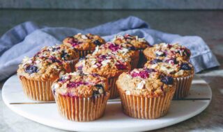 Beeren-Muffins mit Haferflocken