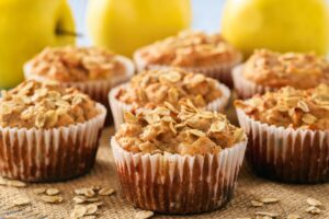 Apfel-Muffins mit Haferflocken und Walnüssen