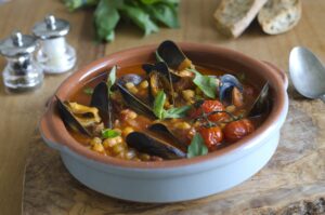 Muschelsuppe mit Kichererbsen und Kirschtomaten