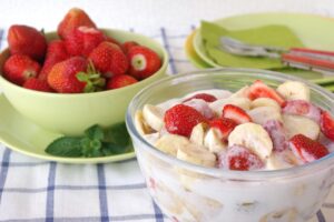 Obstsalat mit Banane, Erdbeeren und Quark