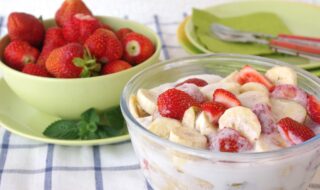 Obstsalat mit Banane, Erdbeeren und Sojaquark