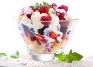 Obstsalat mit Quark, Beeren, Banane und Birne