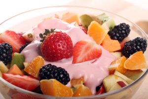 Erdbeerquark-Obstsalat mit Apfel, Orange, Brombeeren und Kiwi