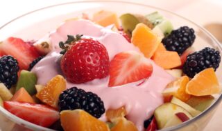 Erdbeerquark-Obstsalat mit Apfel, Orange, Brombeeren und Kiwi