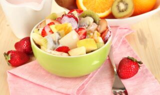 Obstsalat mit Erdbeeren, Orange, Apfel, Kiwi und Joghurt