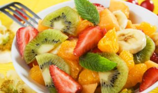 Obstsalat mit Erdbeeren, Orange, Banane und Kiwi