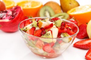 Obstsalat mit Granatapfel, Birne, Kiwi und Erdbeeren