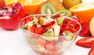 Obstsalat mit Granatapfel, Birne, Kiwi und Erdbeeren