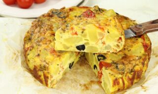 Tortilla mit Kartoffeln, Tomaten und schwarzen Oliven