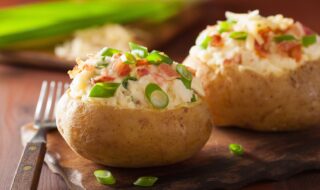 Gefüllte Ofenkartoffeln mit Schinken, Lauchzwiebel und Käse