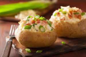 Gefüllte Ofenkartoffeln mit Schinken, Lauchzwiebel und Käse