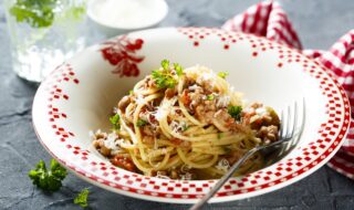 One-Pot-Pasta mit Soja-Hack und Gemüse