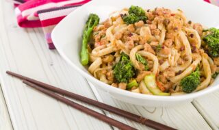 One-Pot-Pasta mit Sojahack und Brokkoli