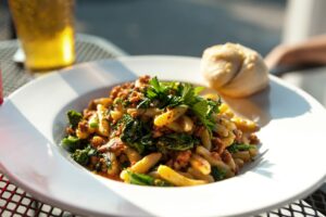 One-Pot-Pasta mit Hackfleisch und Spinat