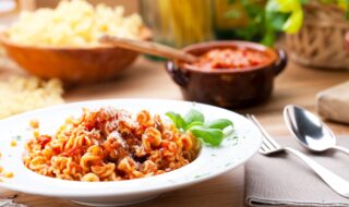 One-Pot-Pasta mit Soja-Hack und Tomatensauce