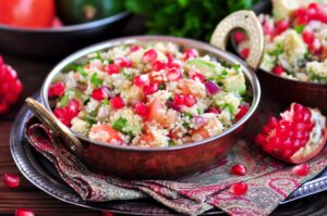 Orientalischer Couscoussalat mit Granatapfel und Avocado