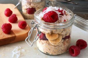 Overnight Oats mit Banane, Quark, Himbeeren und Kokosraspel