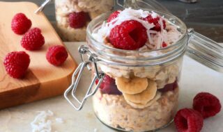 Overnight Oats mit Banane, Quark, Himbeeren und Kokosraspel